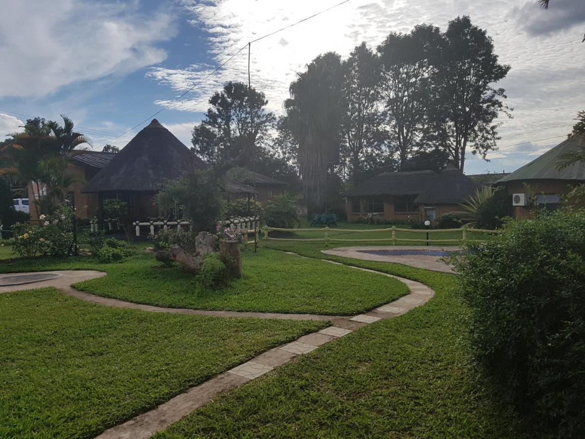 Reed Mat Lodge Лусака Экстерьер фото